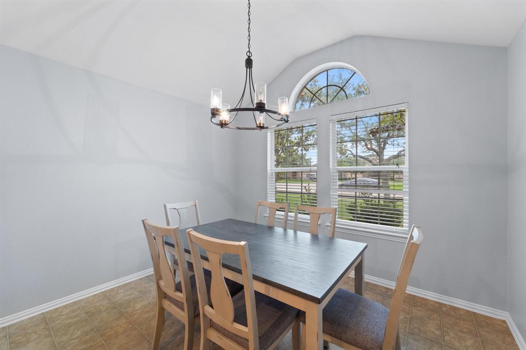 206 Rippling Creek Lane, Alvin, Texas image 4