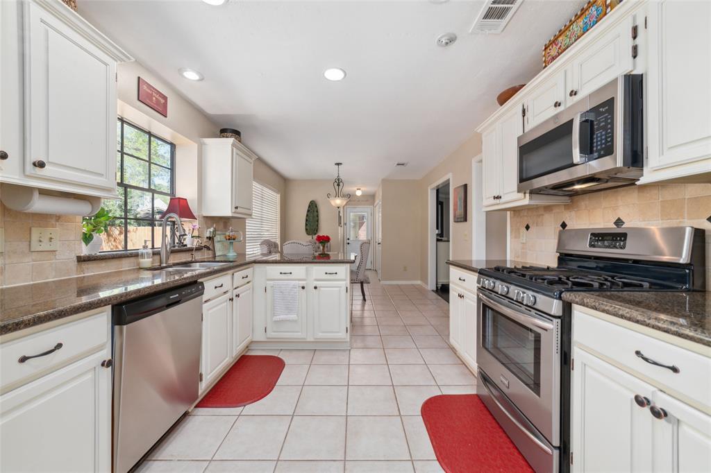 18 Robin Run Drive, Spring, Texas image 12