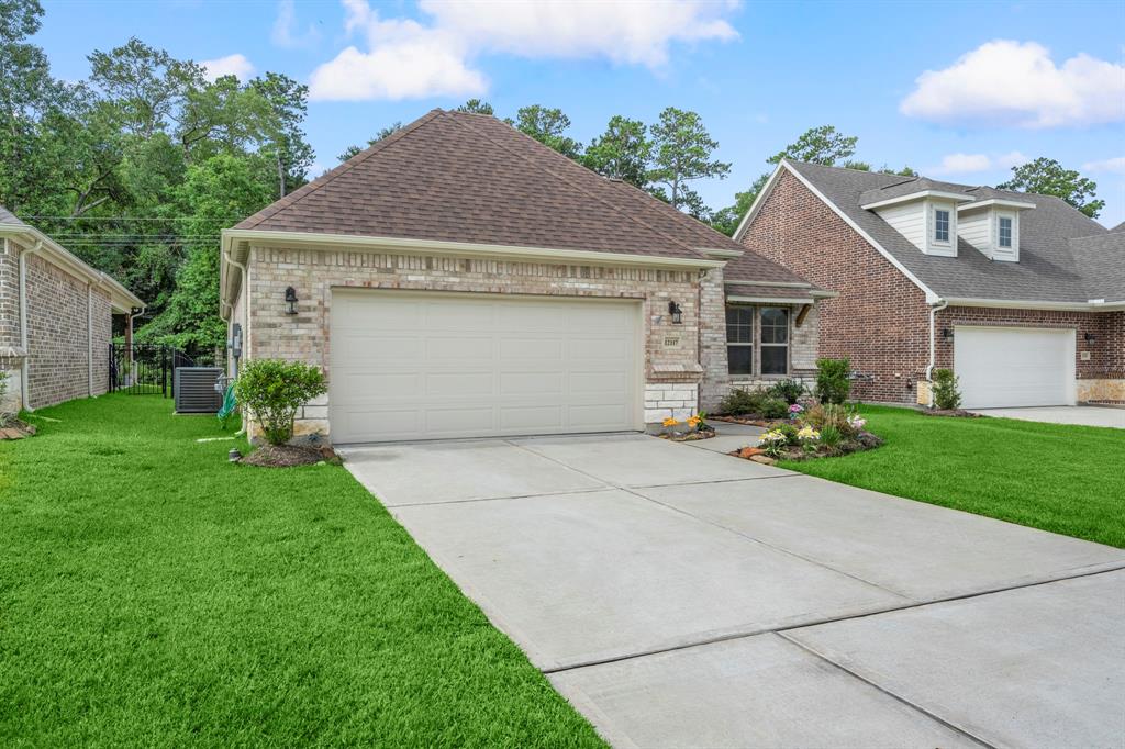12117 Creekside Villas Court, Conroe, Texas image 2