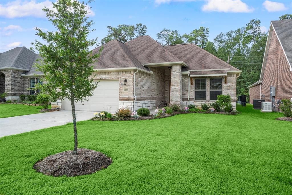 12117 Creekside Villas Court, Conroe, Texas image 3