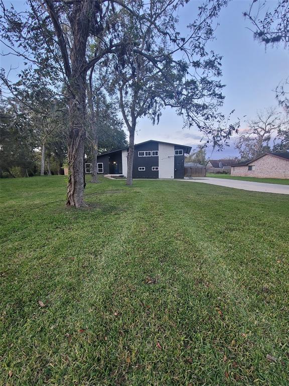 450 Southern Oaks Drive, Lake Jackson, Texas image 2