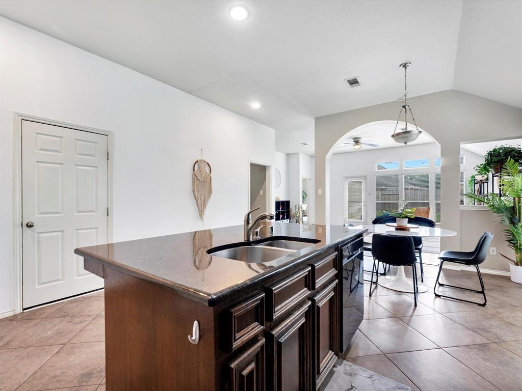 2042 Shore Breeze Drive, Pearland, Texas image 9