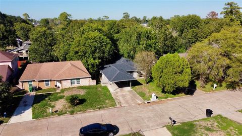 Single Family Residence in Houston TX 4514 Oak Shadows Drive.jpg
