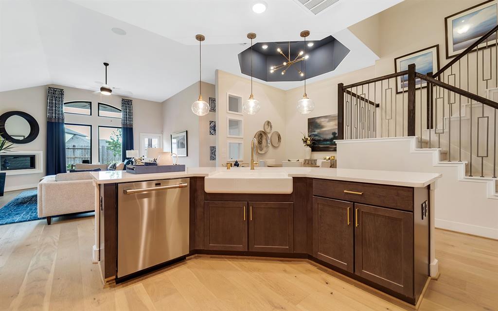 3610 Compass Pointe Court, Angleton, Texas image 9