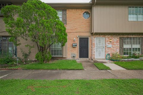 Photo of 7282 Crownwest Street #7282, Houston, TX 77072 (MLS # 53571144) Photo of 7282 Crownwest Street #7282, Houston, TX 77072 (MLS # 53571144)