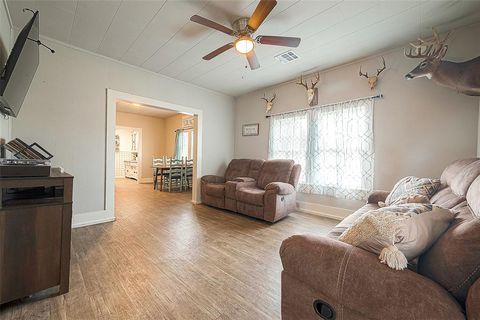 Single Family Residence in Damon TX 3414 Commerce Street 9.jpg