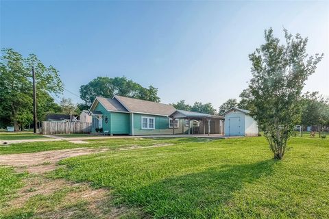 Single Family Residence in Damon TX 3414 Commerce Street 2.jpg