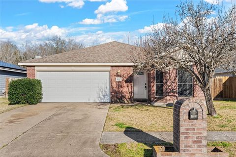 Single Family Residence in Baytown TX 3530 Red Cedar Bend.jpg