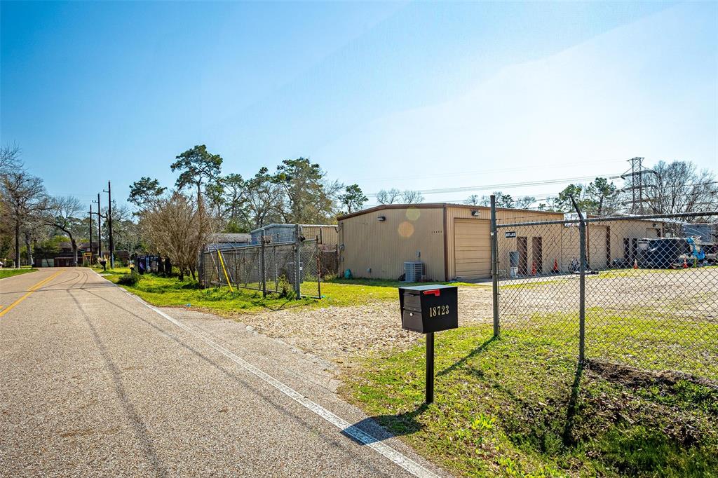 18723 Mirror Lake Drive, Spring, Texas image 2