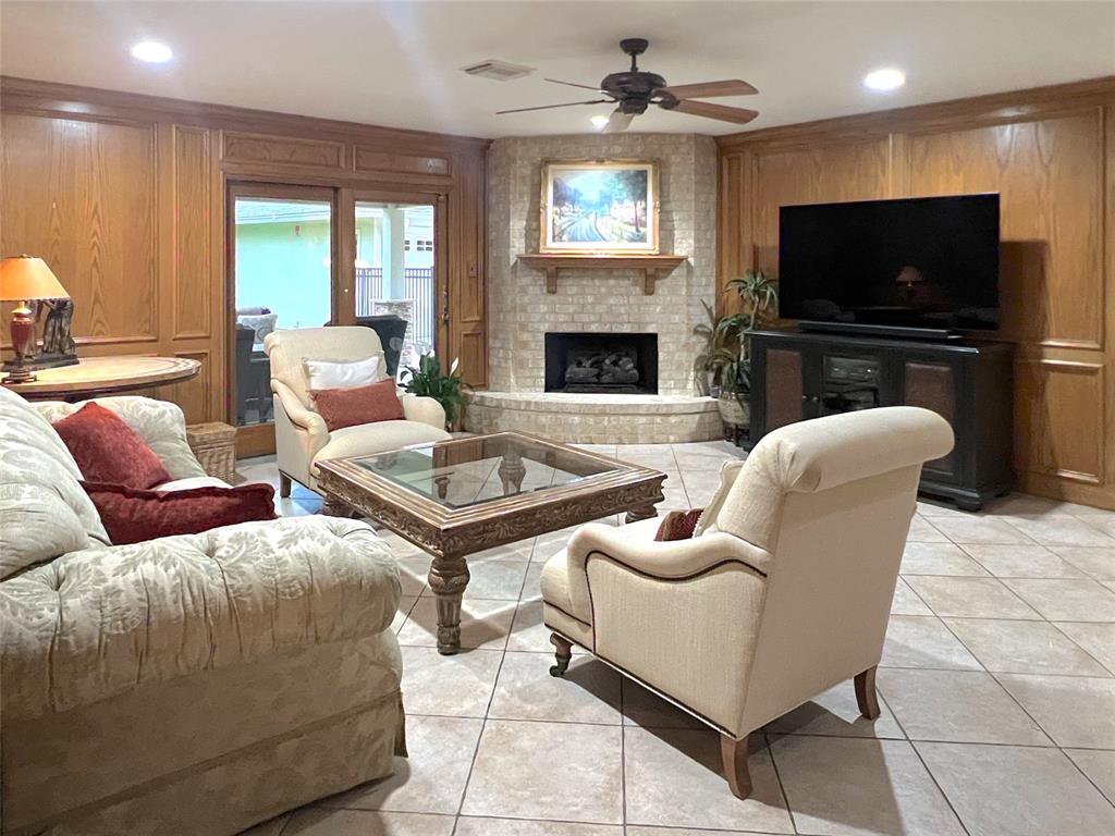 25811 Maplewood Drive, Spring, Texas image 9