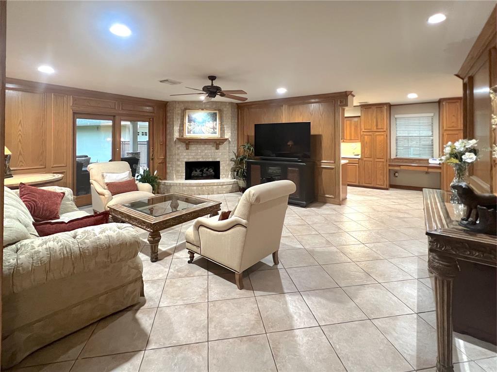 25811 Maplewood Drive, Spring, Texas image 11