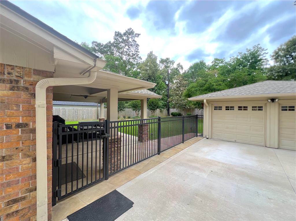 25811 Maplewood Drive, Spring, Texas image 3