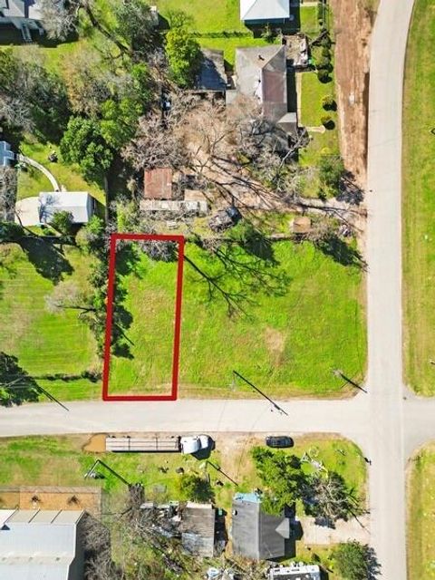 313 W Woodson Street Willis TX 77378