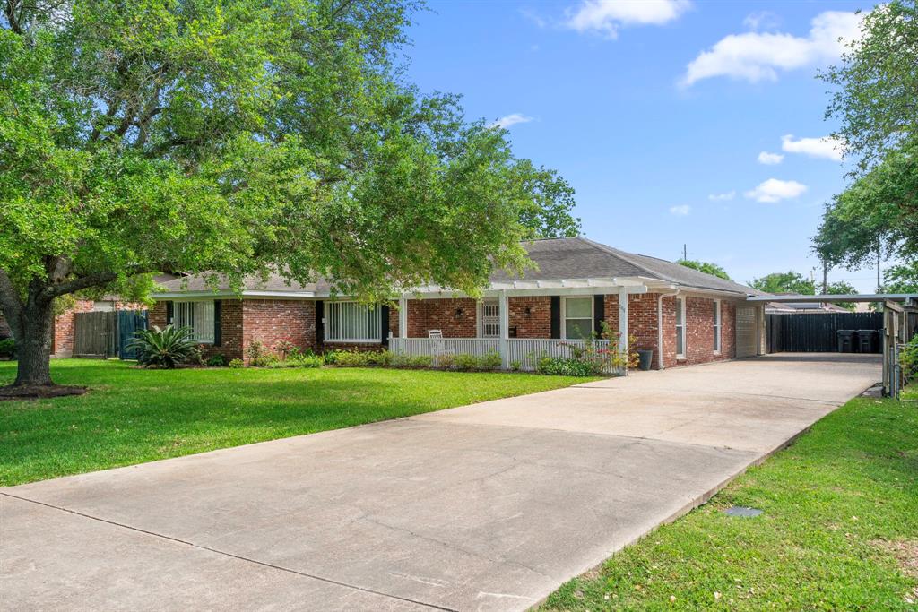 206 Village Drive, Sugar Land, Texas image 4