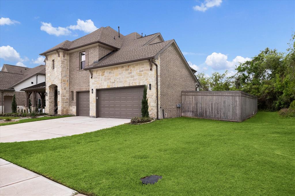 8826 Forest Side Drive, Missouri City, Texas image 3