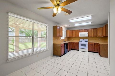 Single Family Residence in Sugar Land TX 12802 Stancliff Oaks Street 2.jpg