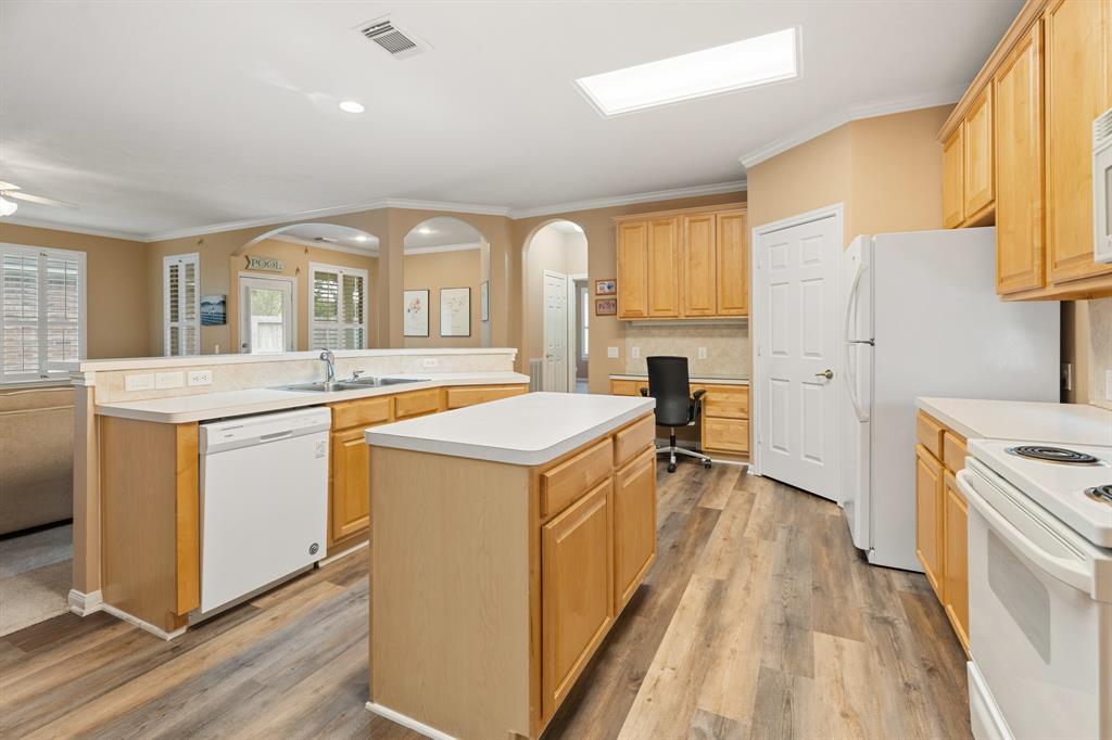 2220 W Marsala Drive, Pearland, Texas image 7