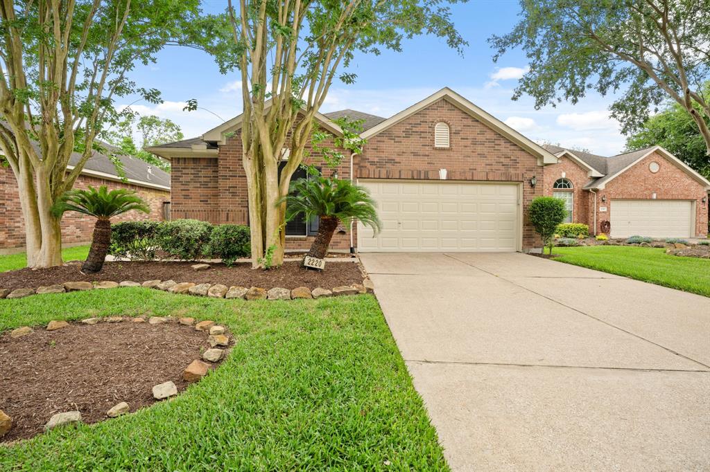 2220 W Marsala Drive, Pearland, Texas image 2