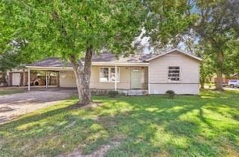Single Family Residence in Liberty TX 500 Texas Street 1.jpg