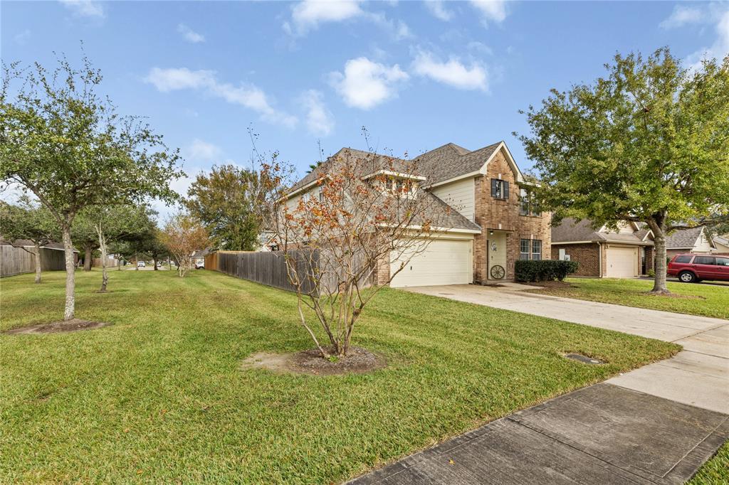 2201 Running Spring Drive, Deer Park, Texas image 2