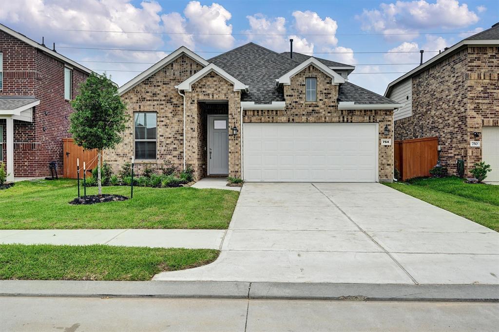 754 Mockingbird Passage, Beasley, Texas image 1