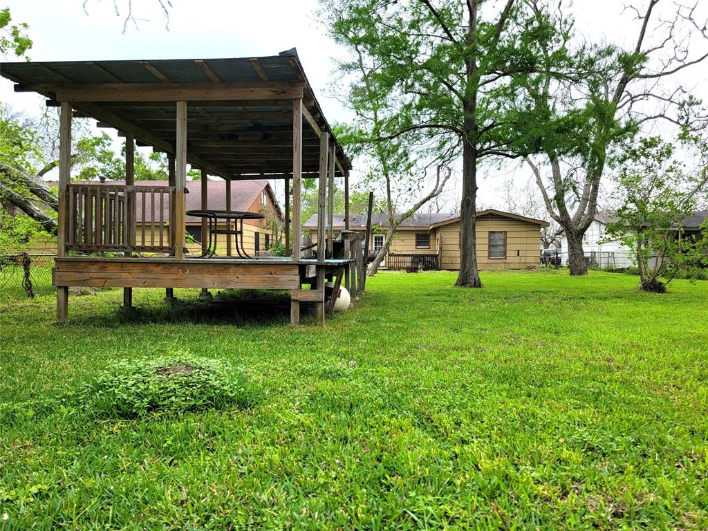 105 Forest Oaks Lane, Lake Jackson, Texas image 13