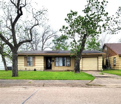105 Forest Oaks Lane Lake Jackson TX 77566