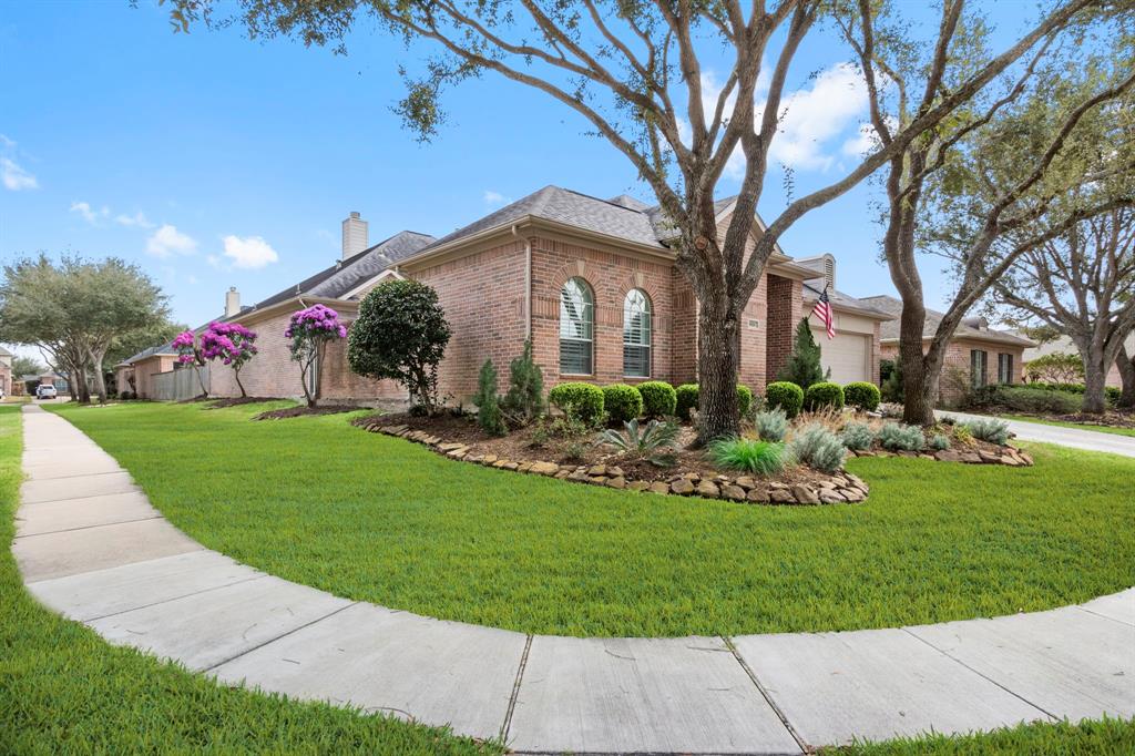 8826 Rippling Water Drive, Sugar Land, Texas image 3