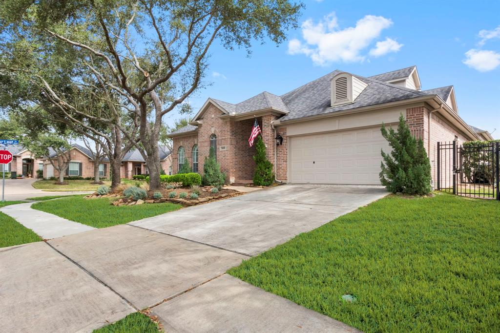 8826 Rippling Water Drive, Sugar Land, Texas image 2