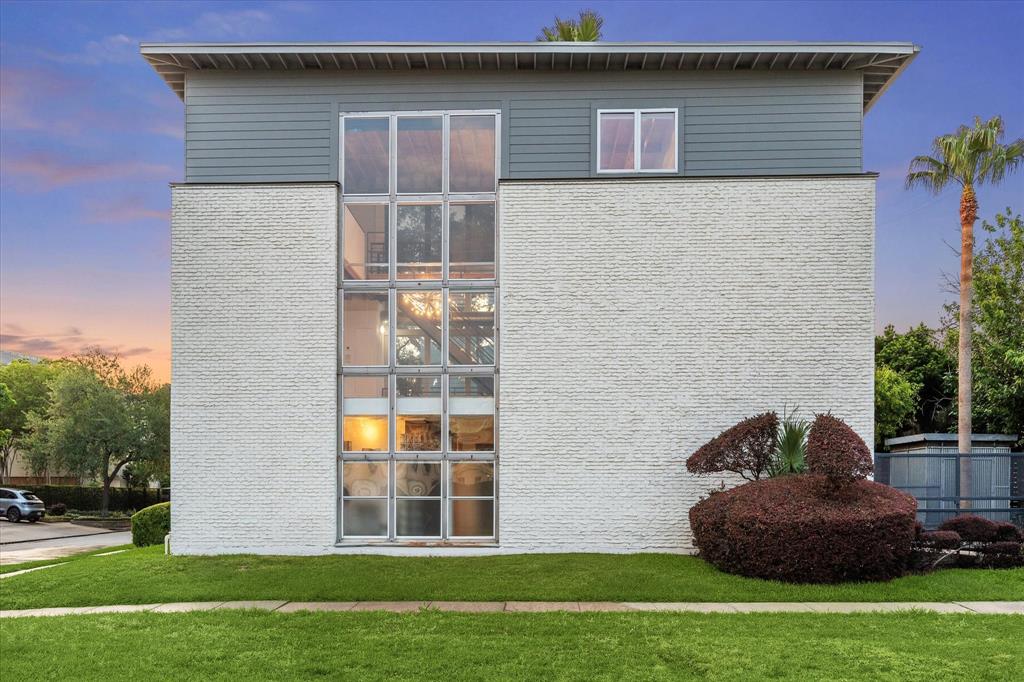2327 Peckham Street