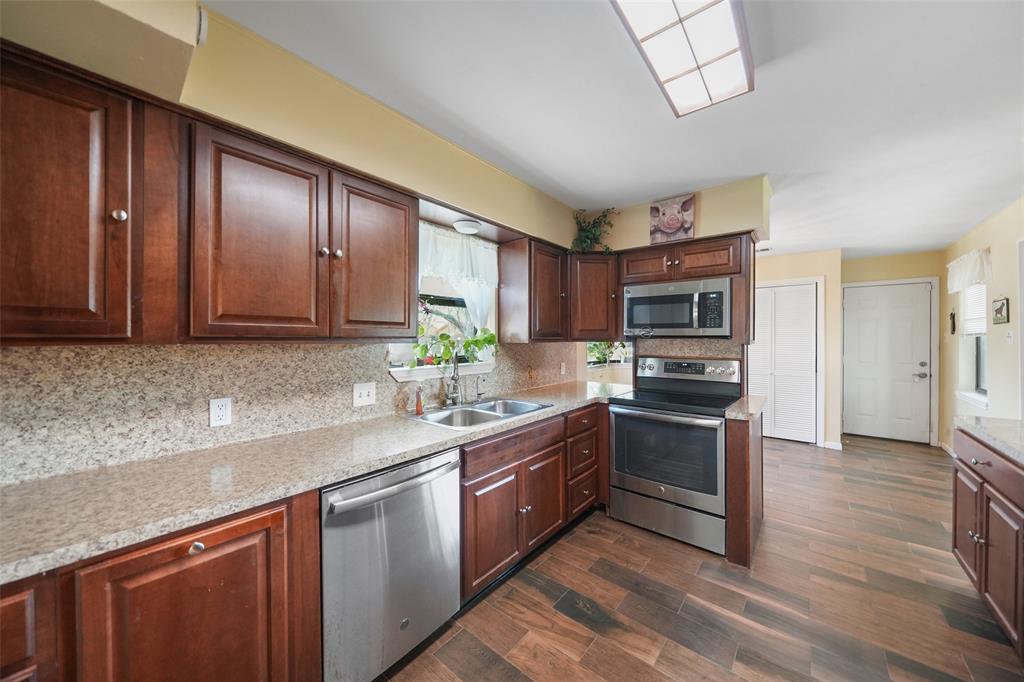 15542 Edenvale Street, Friendswood, Texas image 12