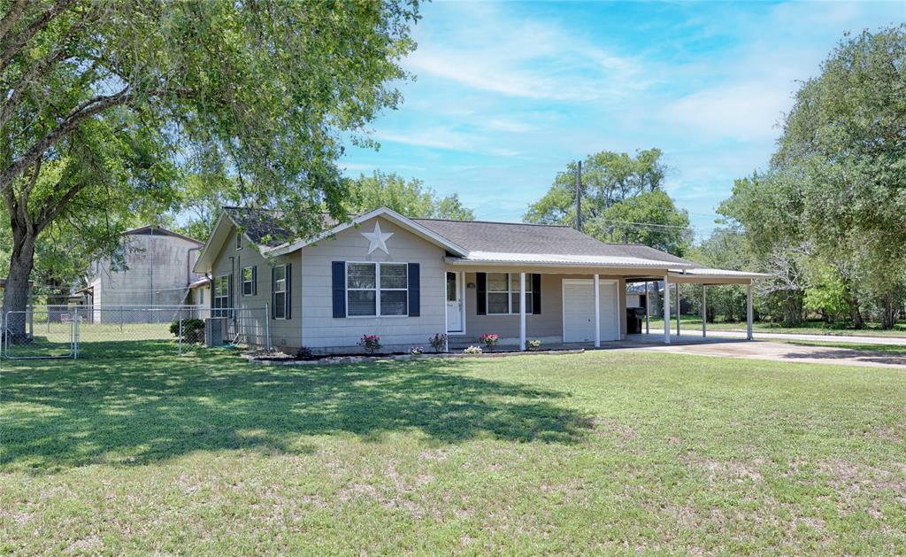 207 River Street, Hallettsville, Texas image 2