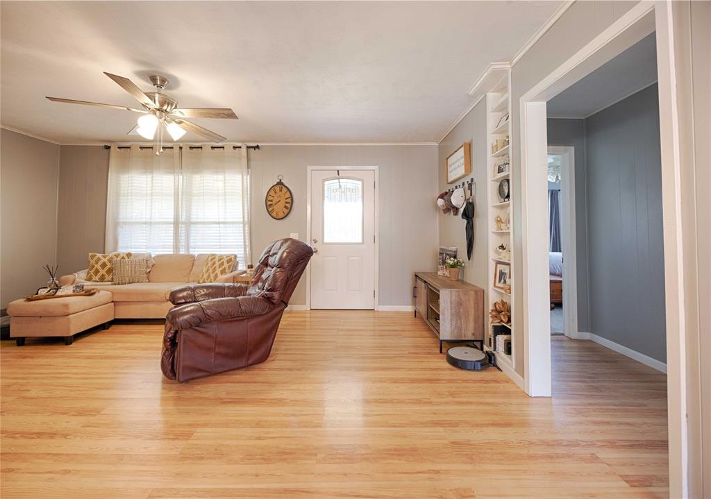 207 River Street, Hallettsville, Texas image 3