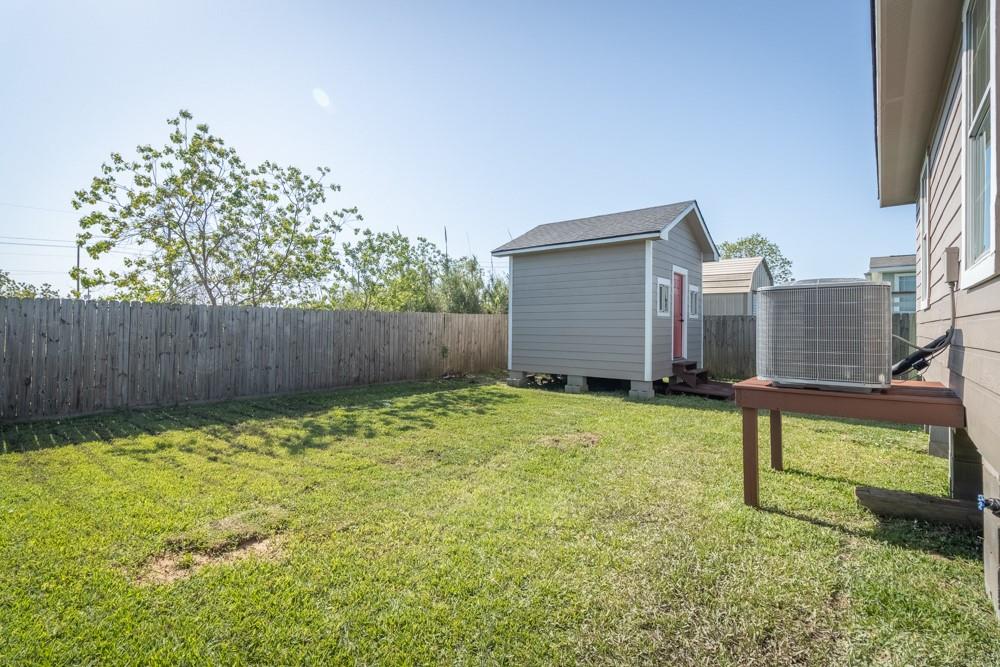 725 10th Street, Dickinson, Texas image 22