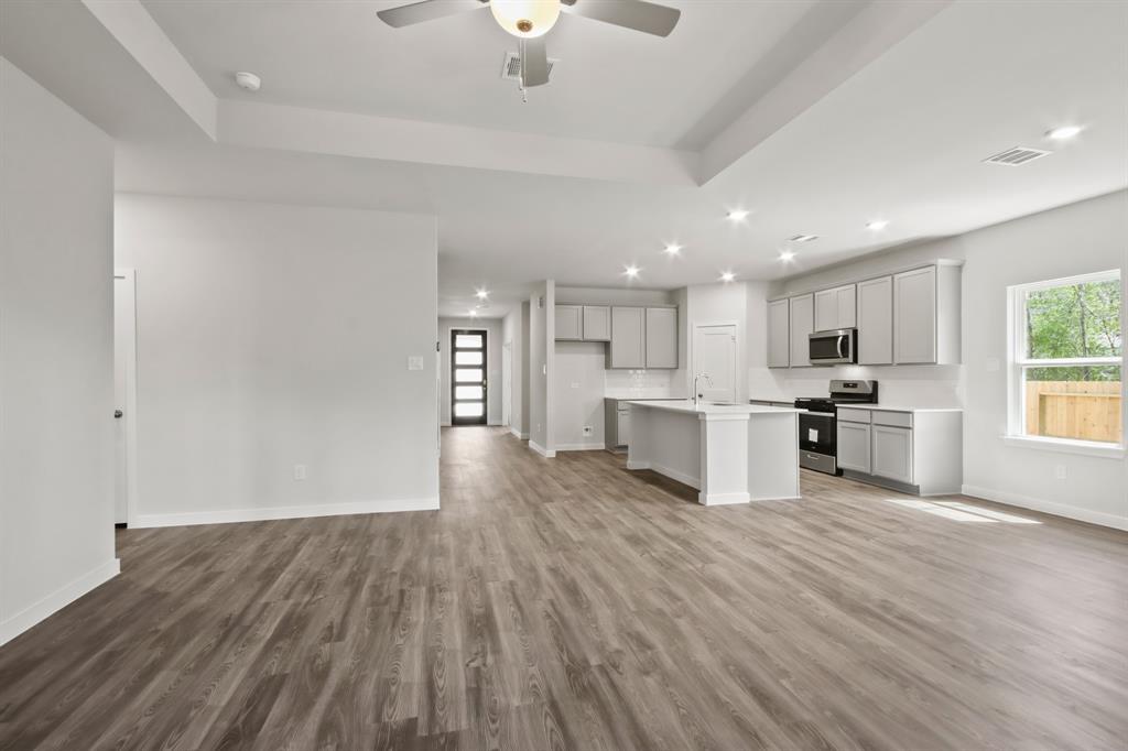 209 Bronzewood Terrace Court, Conroe, Texas image 5