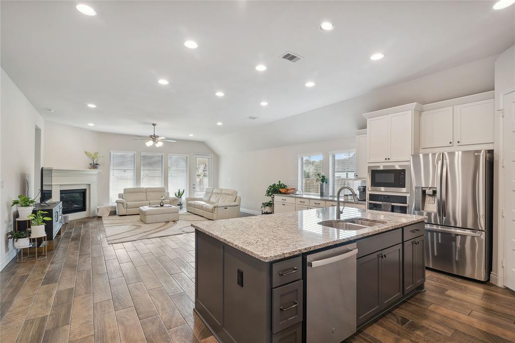 404 Callery Pear Court, Conroe, Texas image 14