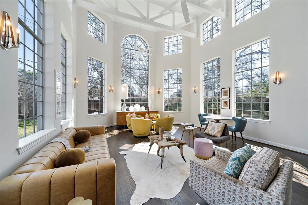 2 Hilshire Oaks Court