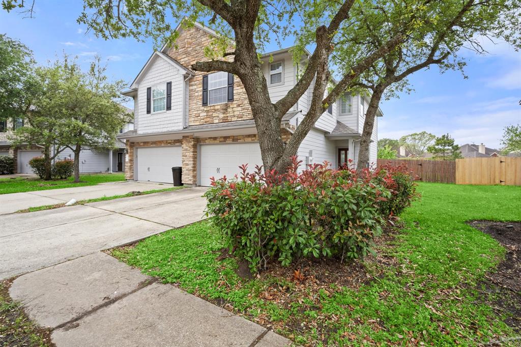 251 Drake Run, League City, Texas image 3