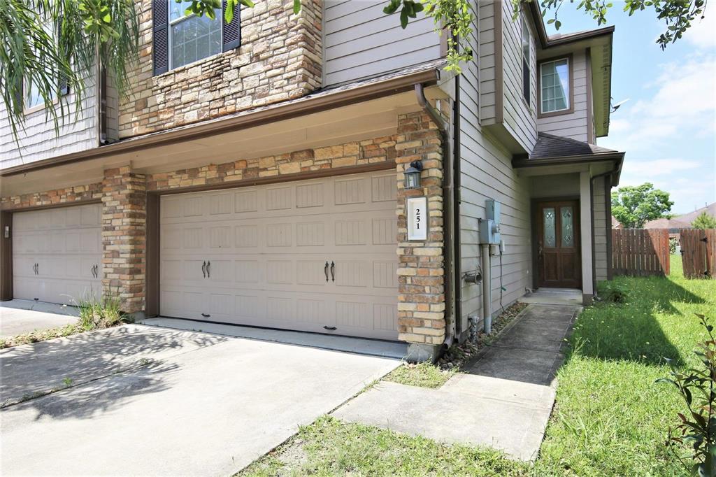 251 Drake Run, League City, Texas image 1