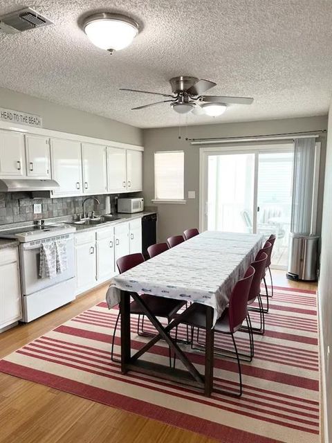 Single Family Residence in Galveston TX 13617 Pirates Beach Boulevard 6.jpg