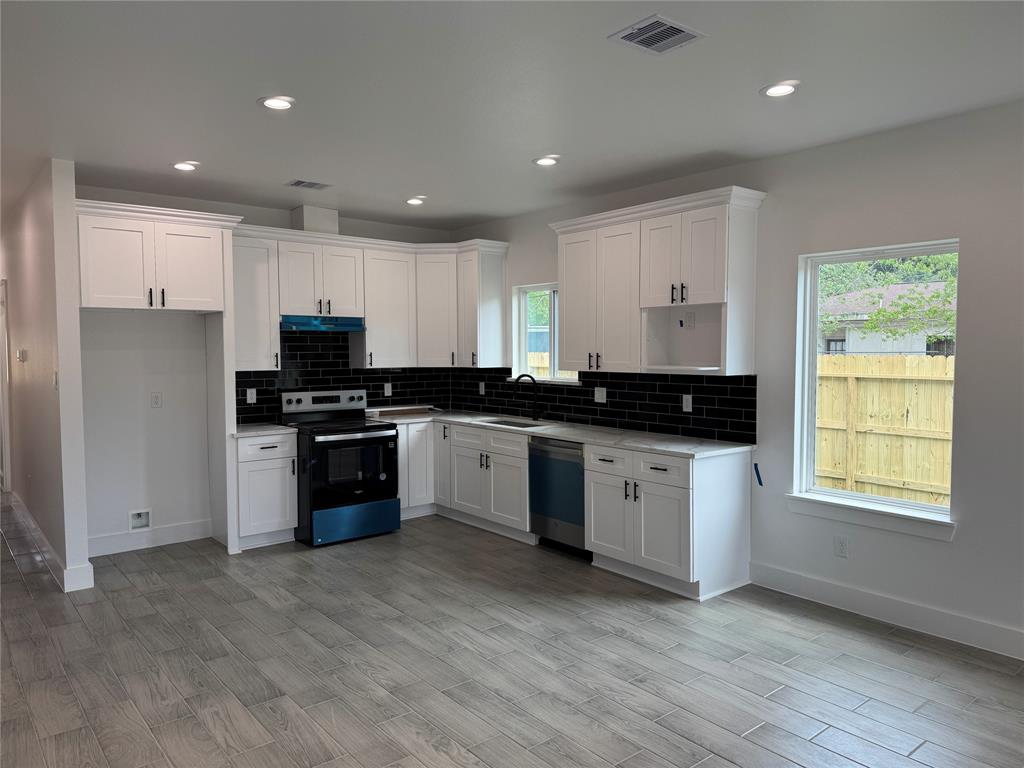 318 E Republic Avenue, Baytown, Texas image 3