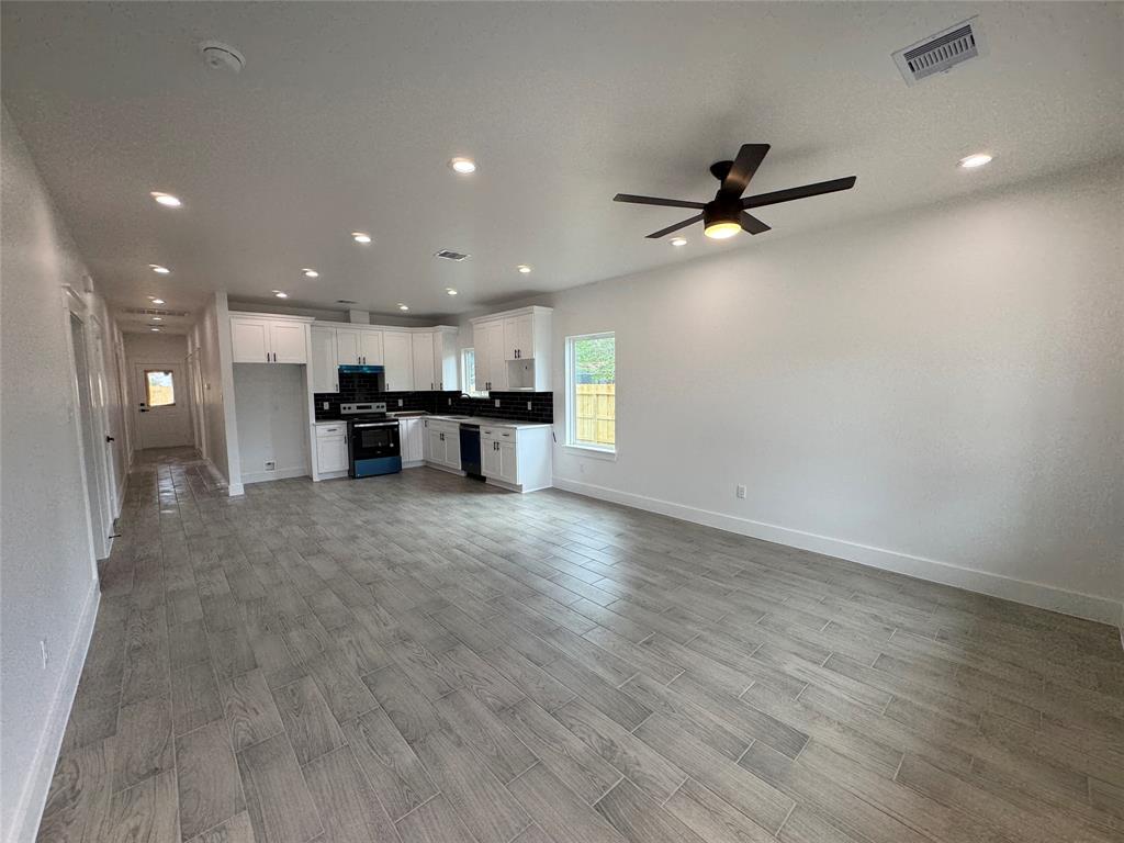 318 E Republic Avenue, Baytown, Texas image 4