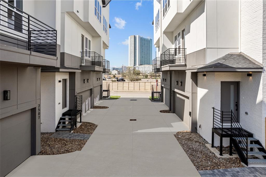 2505 N MacGregor Way