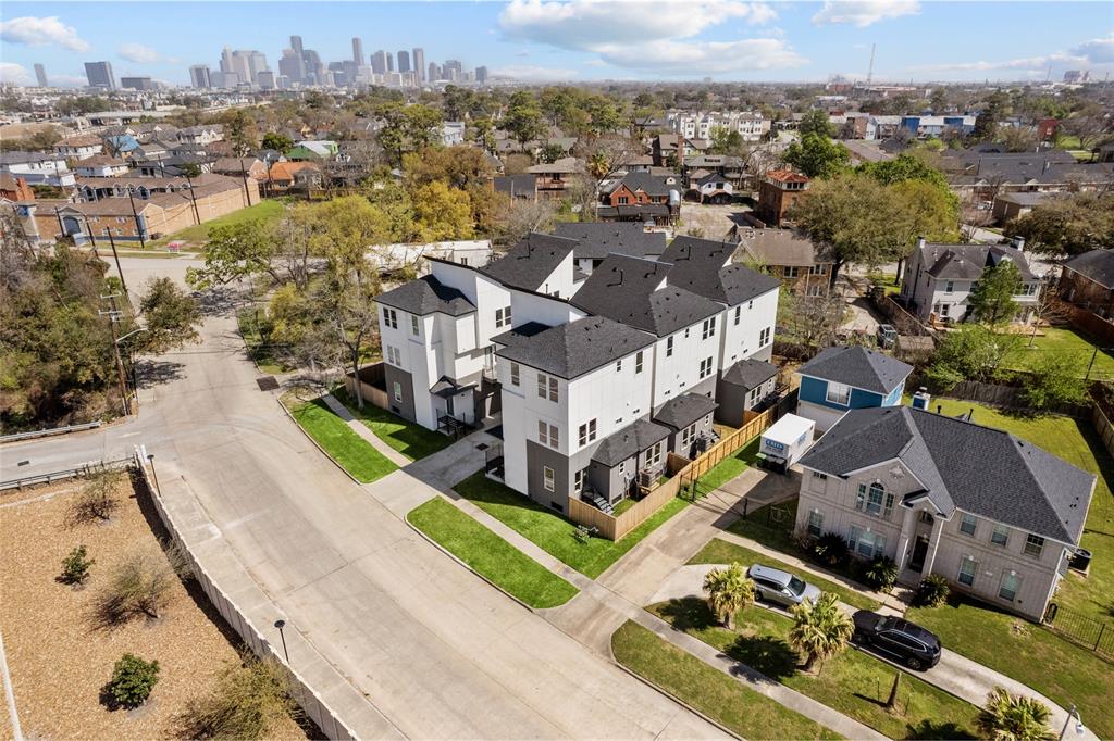 2505 N MacGregor Way