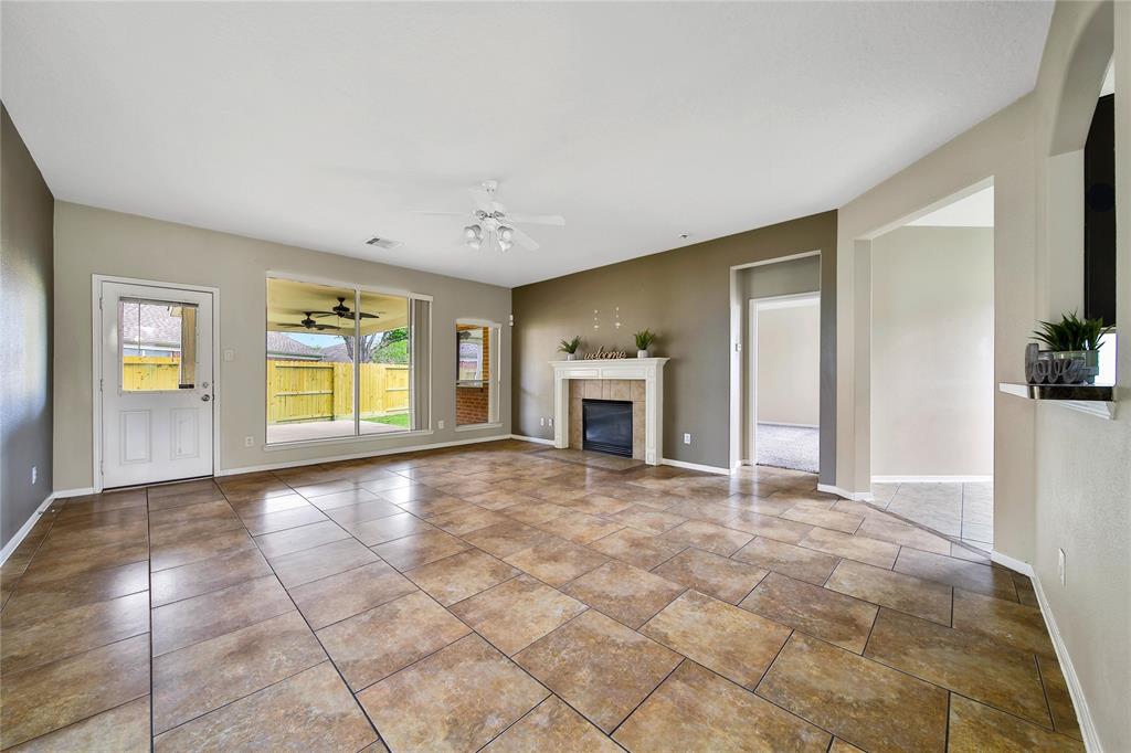 5614 Calamus Circle, Baytown, Texas image 5