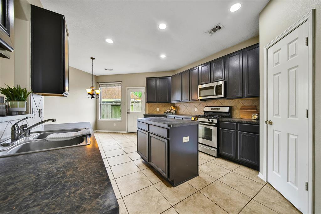 5614 Calamus Circle, Baytown, Texas image 8