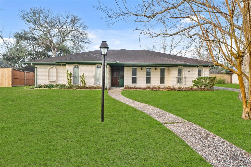 706 Quaker Drive, Friendswood, Texas image 1