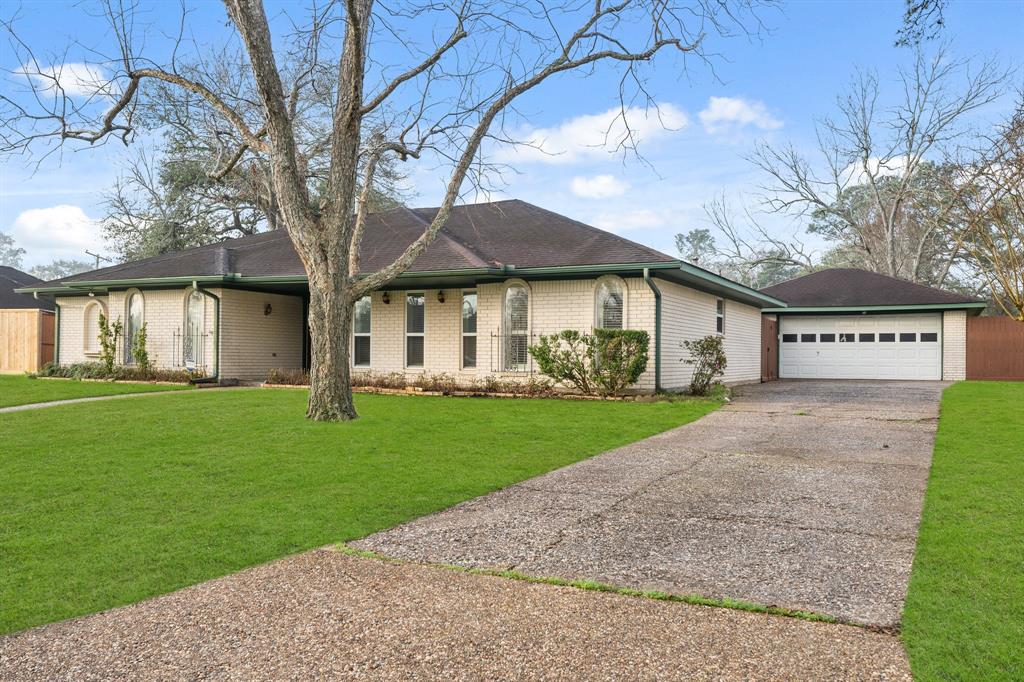 706 Quaker Drive, Friendswood, Texas image 2