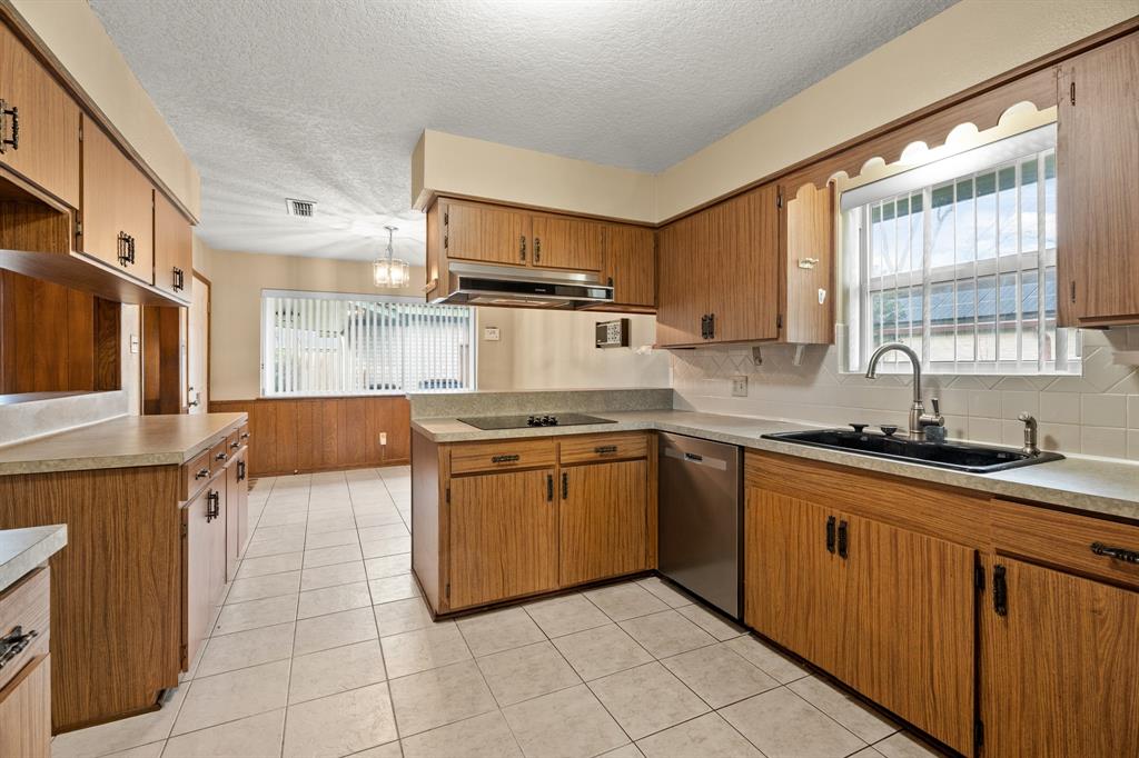 706 Quaker Drive, Friendswood, Texas image 5