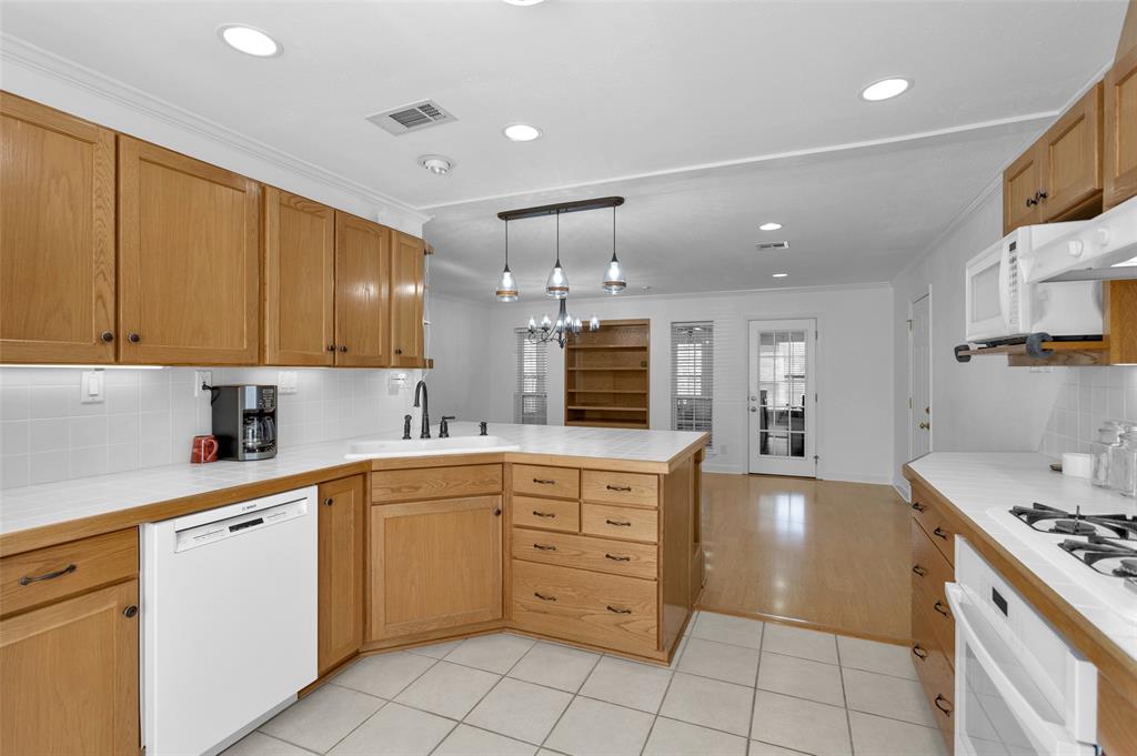 227 Crest Hill Drive, Conroe, Texas image 11